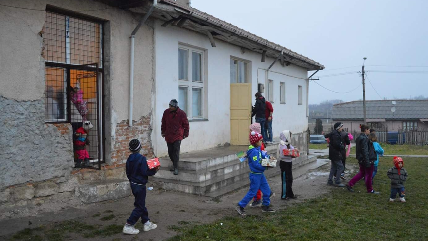 Sute de copii din Delta Dunării abandonează școala din cauza sărăciei, iar în lipsa medicului, părinții îi tratează cu rugăciuni