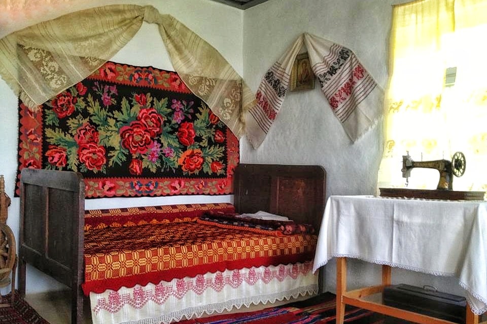 casa-traditionala-dobrogeana-interior-camera-curata