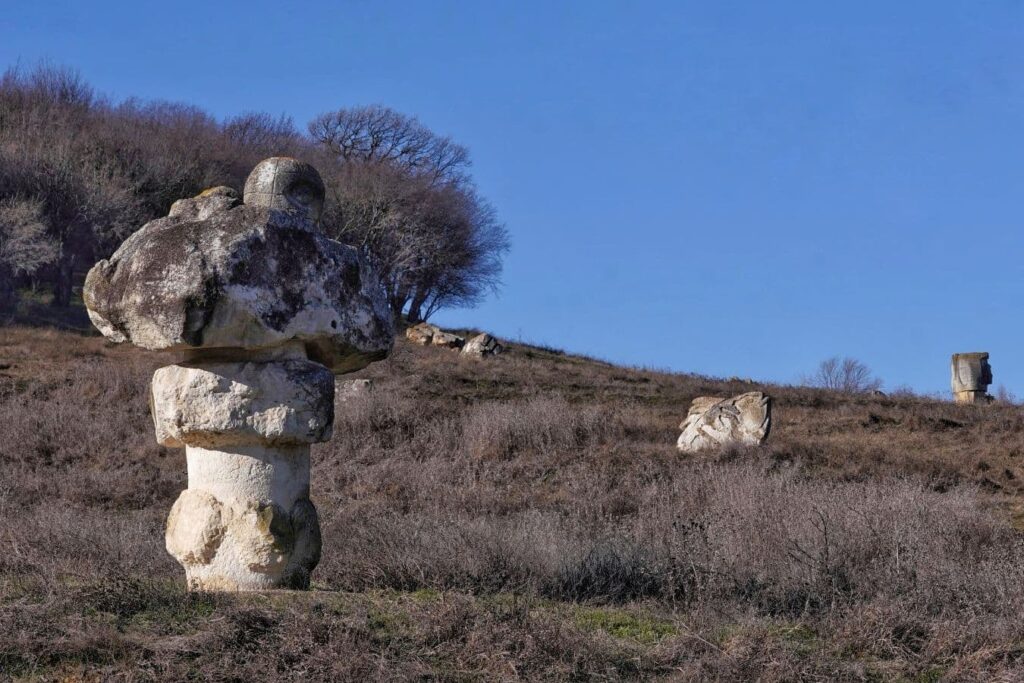 dealul-cu-sculpturi-de-la-babadag