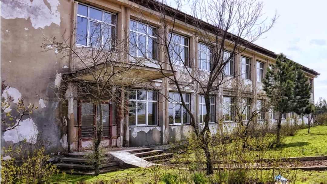 Școala din Altân Tepe, cândva plină de copii, este acum o clădire părăsită care arată sinistru
