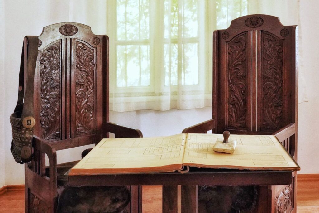 scaunele-jilturile-primilor-directori-ai-insittutului-de-cercetari-palas-constanta-expuse-in-muzeu