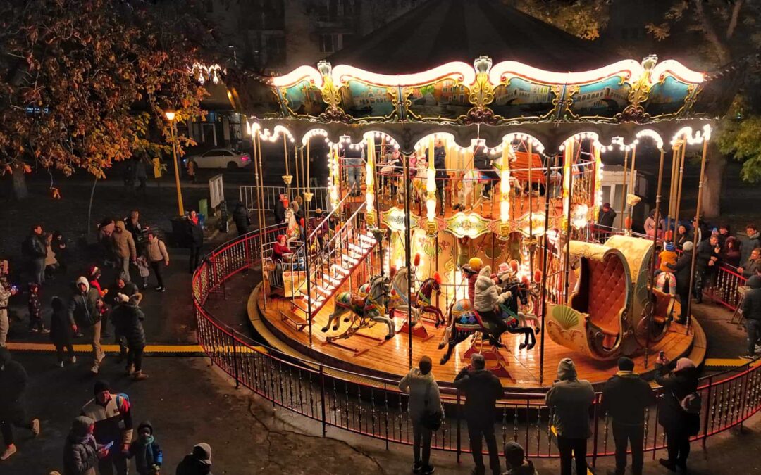 Târgul de Crăciun din Constanța a atras mii de vizitatori la deschidere, în seara de Sf. Andrei