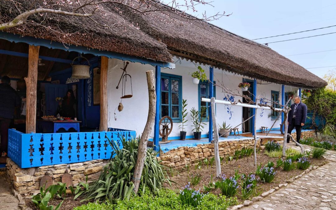 Casele tradiționale lipovenești, cu acoperiș din stuf și detalii albastre, o atracție pentru turiștii care ajung în Dobrogea